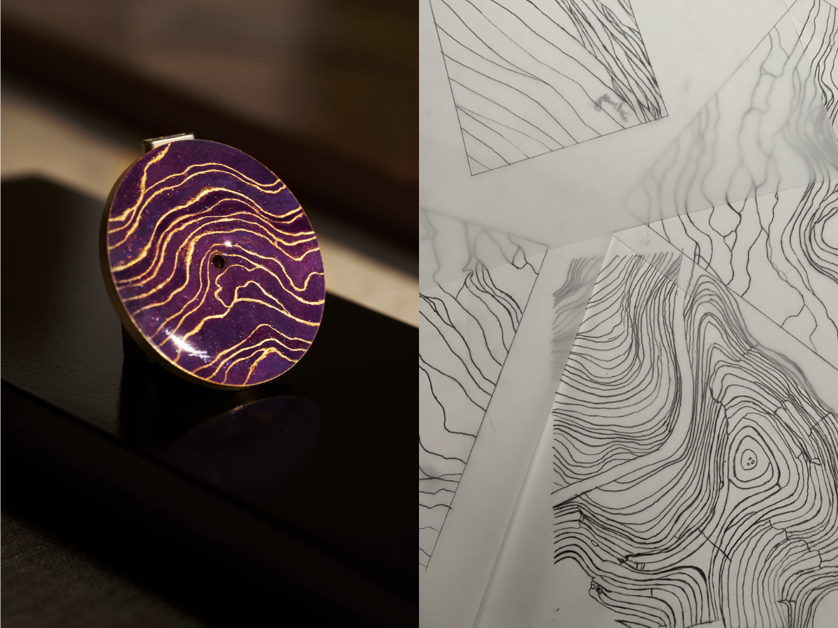 Runder Schmuckanhänger in Violett und Gold mit Wellenmuster auf Sockel neben grafischen Entwurfsskizzen.